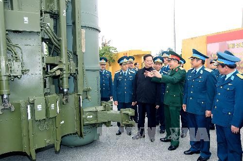 Thủ tướng Nguyễn Tấn Dũng đến thăm và kiểm tra chế độ trực ban, sẵn sàng chiến đấu của Đoàn tên lửa phòng không 64 (Sư đoàn Phòng không 361).